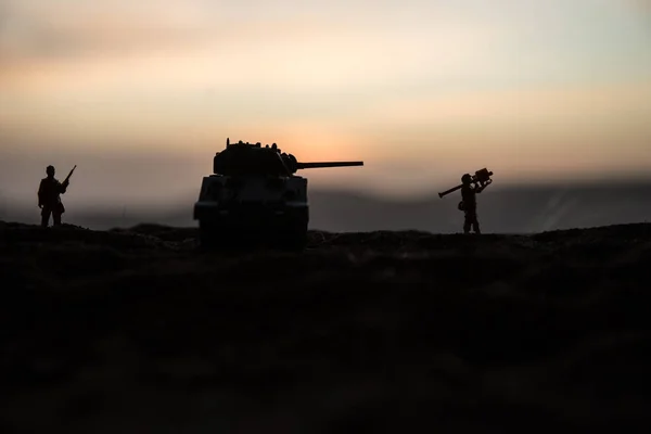 Conceito Guerra Silhuetas Militares Lutando Cena Fundo Céu Nevoeiro Guerra — Fotografia de Stock