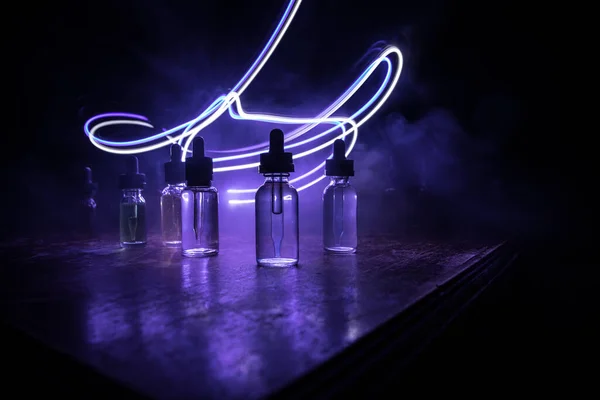 Vape Concept Rook Wolken Vape Vloeibare Flessen Donkere Achtergrond Lichteffecten — Stockfoto