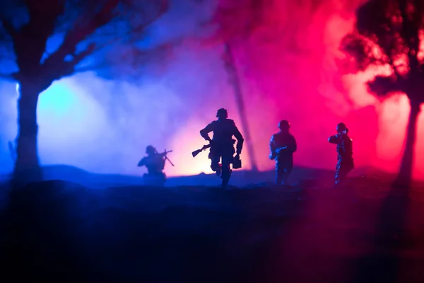 Conceito Guerra Silhuetas Militares Lutando Cena Fundo Céu Nevoeiro Guerra — Fotografia de Stock