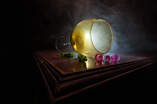 Boş Şarap Kadehini Ahşap Masaya Koy Arka Planda Güzel Renkte — Stok fotoğraf