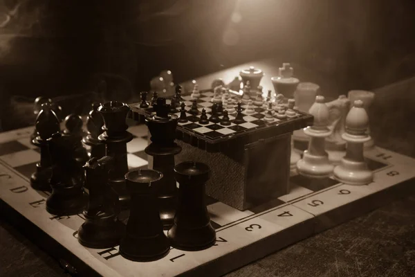 Hra Šachovnici Obchodními Nápady Konkurencí Šachové Postavy Tmavém Pozadí Kouřem — Stock fotografie