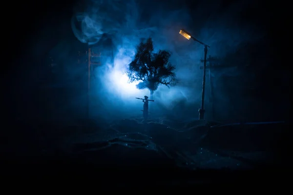 兵士たちはバズーカとRpgでシルエット 戦争の概念 戦場の霧の空を背景にした軍のシルエット戦闘シーン 日没時にRpgでMohaed — ストック写真