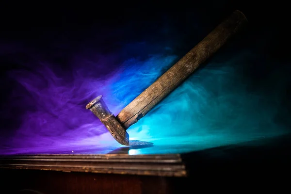 Antiguo Martillo Vintage Sobre Una Mesa Madera Frente Fondo Brumoso — Foto de Stock