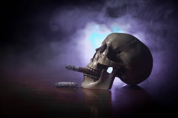 喫煙の概念はない タバコと創造的なアートワークテーブルの装飾 タバコは癌を引き起こし まだ生きてる頭蓋骨とシガレット 選択的焦点 — ストック写真