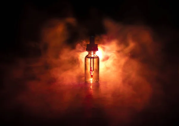Концепция Испарения Дымовые Облака Жидкие Бутылки Тёмном Фоне Световые Эффекты — стоковое фото