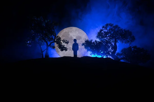 Une Fille Seule Derrière Pleine Lune Fond Sombre Brumeux Solitude — Photo