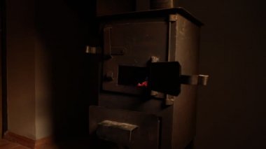 Küçük siyah demir sobada ateş yanıyor. Geleneksel Azerbaycan fındık sobası yakın çekim görüntüleri