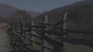 Sonbahar sabahının kırsal köyünün manzaralı görüntüleri