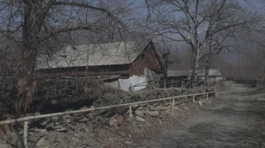 Sonbahar sabahının köy manzaralı görüntüleri.