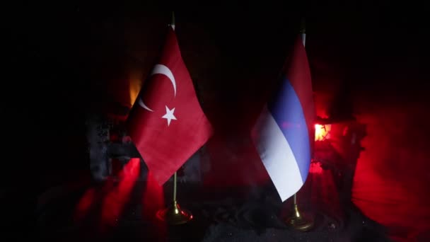 Nahaufnahmen Von Türkischen Und Russischen Flaggen Auf Dunklem Hintergrund — Stockvideo