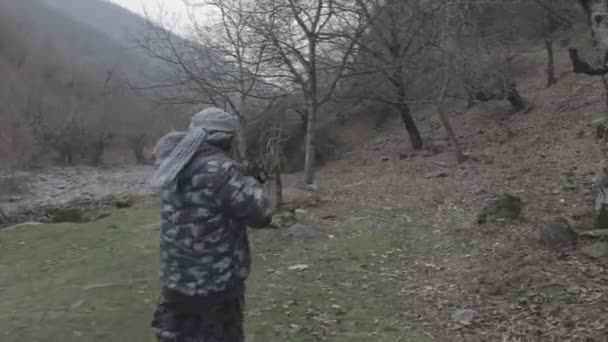 속에서 공격할 준비가 돌격소총으로 마스크를 조준하는 산길에서 활동을 — 비디오