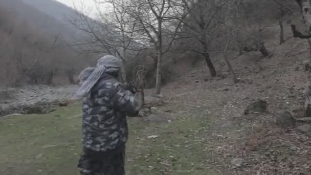 Man Met Masker Aanvalsgeweer Klaar Aan Vallen Het Bos Gevaarlijk — Stockvideo