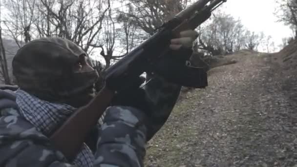 Egy Maszkos Férfi Támadásra Kész Puskával Erdőben Veszélyes Bandita Céloz — Stock videók
