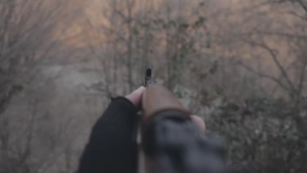 Filmación Recortada Bandido Apuntando Rifle Naturaleza — Vídeo de stock