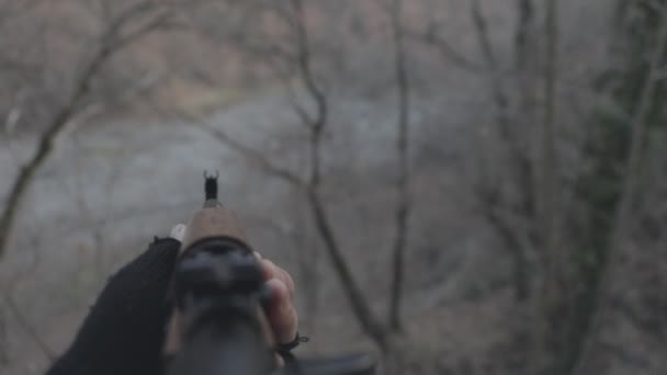 Filmación Recortada Bandido Apuntando Rifle Naturaleza — Vídeo de stock