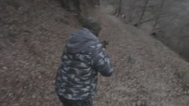 Uomo Maschera Con Fucile Assalto Pronto Attaccare Nella Foresta Pericoloso — Video Stock
