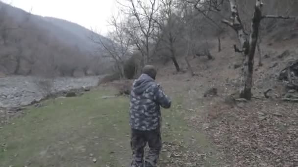 Man Met Masker Aanvalsgeweer Klaar Aan Vallen Het Bos Gevaarlijk — Stockvideo