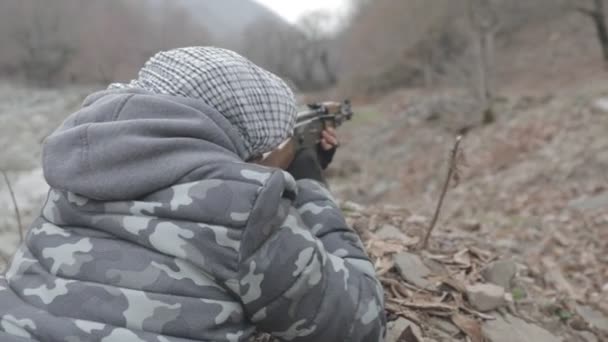 Maskierter Mann Mit Sturmgewehr Bereit Zum Angriff Wald Gefährliche Banditen — Stockvideo