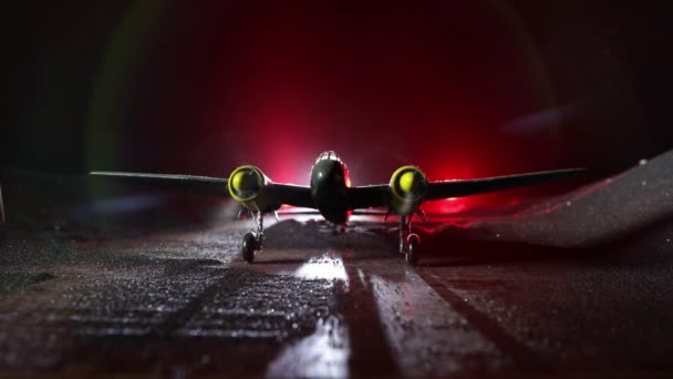 Nahaufnahmen von Miniatur-Flugzeugfigur auf dunklem Hintergrund