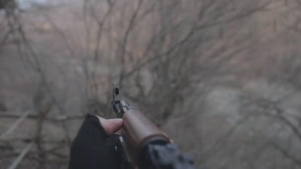 Abgeschnittene Aufnahmen Von Räubern Die Mit Einem Gewehr Auf Die — Stockvideo