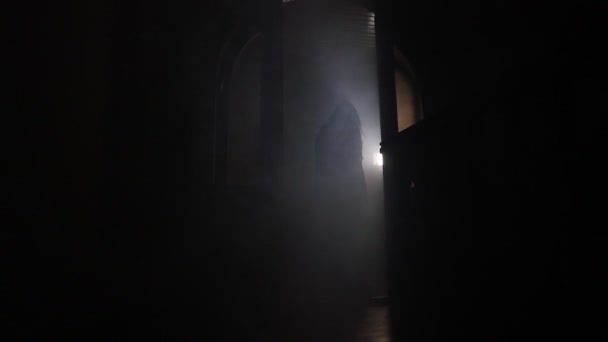 Πλάνα Του Δολοφόνου Στο Σκοτεινό Δωμάτιο Ταινία Τρόμου Concept — Αρχείο Βίντεο