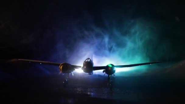 暗い背景での小型飛行機の姿のクローズアップ映像 — ストック動画