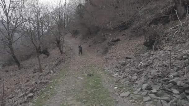 Man Met Masker Aanvalsgeweer Klaar Aan Vallen Het Bos Gevaarlijk — Stockvideo