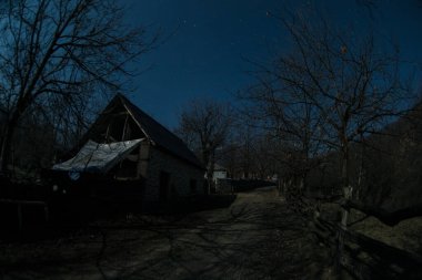 Gece sessiz köyde dolunay var. Ay ışığı altındaki dağ köyünün güzel gece manzarası. Azerbaycan doğası. Uzun pozlu çekim