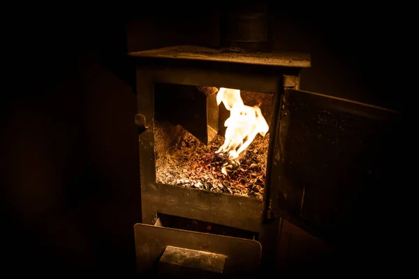 Vuur Branden Kleine Zwarte Ijzeren Kachel Traditionele Azerbeidzjaanse Notenkachel Close — Stockfoto