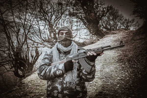 Человек Маске Штурмовой Винтовкой Готовый Атаковать Лесу Опасный Бандитский Пистолет — стоковое фото