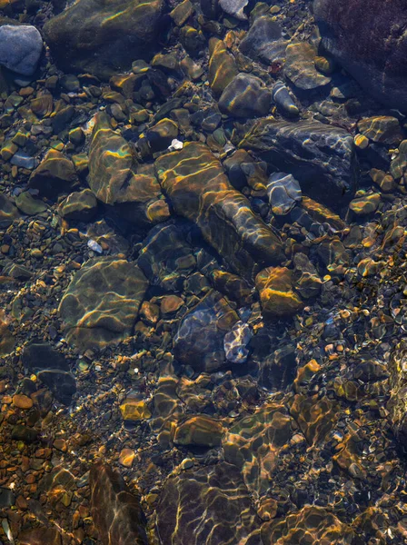 Letnie Słońce Tworzy Piękne Wzory Kamieniach Rzecznych Pod Wodą Strzał — Zdjęcie stockowe