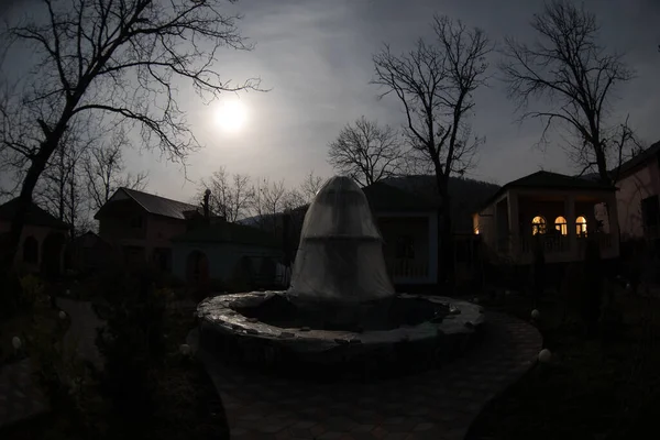 Luna Llena Sobre Pueblo Tranquilo Por Noche Hermoso Paisaje Nocturno — Foto de Stock