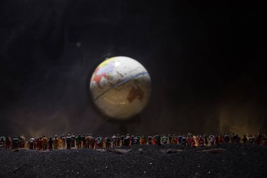 Dünya Corona virüs saldırısı konsepti. Virüse karşı mücadele, tehlike ve halk sağlığı risk hastalığı kavramı. Ulusal bayraklar ve karanlıkta kalabalık. Yaratıcı sanat dekorasyonu. Seçici odak