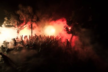 Savaş Konsepti. Askeri siluetler savaş sisli gökyüzü arka planında savaş sahnesi, Dünya Savaşı Askerleri Silueti Bulutlu Gökyüzünün Altında Gece. Harap olmuş şehirde savaş. Seçici odak