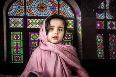 İçeride tesettürlü mutlu Müslüman kız. Genç Müslüman bir kızın portresi