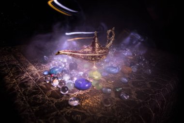 Antik Aladdin Arap geceleri, yumuşak beyaz dumanlı, karanlık arka planlı, cin tarzı yağ lambası. Dilek lambası konsepti