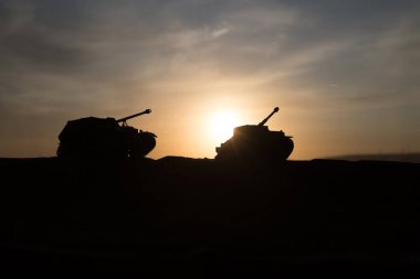 Savaş Konsepti. Askeri siluetler savaş sisli gökyüzü arka planında savaş sahnesi, Dünya Savaşı Askerleri Silueti Bulutlu Skyline 'ın altında gün batımı. Seçici odak