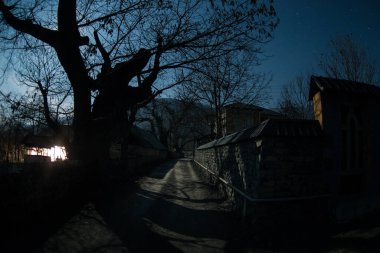 Gece sessiz köyde dolunay var. Ay ışığı altındaki dağ köyünün güzel gece manzarası. Azerbaycan doğası. Uzun pozlu çekim