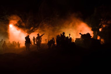 Savaş Konsepti. Zırhlı araç siluet savaş sahnesi sisli gökyüzü arka planında gece. Amerikan tankı savaşmaya hazır. Yaratıcı dekorasyon