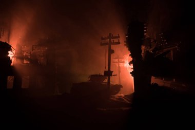 Savaş Konsepti. Askeri siluetler savaş sisli gökyüzü arka planında savaş sahnesi, Dünya Savaşı Askerleri Silueti Bulutlu Gökyüzünün Altında Gece. Harap olmuş şehirde savaş. Seçici odak