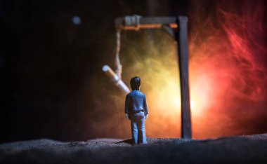 Sigara içilmiyor. Sigaralı yaratıcı tablo dekorasyonu. Sigara kansere neden olur ve öldürür. İskeleye asılmış sigara.