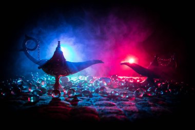 Antik Aladdin Arap geceleri, yumuşak beyaz dumanlı, karanlık arka planlı, cin tarzı yağ lambası. Dilek lambası konsepti