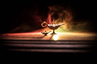 Antik Aladdin Arap geceleri, yumuşak beyaz dumanlı, karanlık arka planlı, cin tarzı yağ lambası. Dilek lambası konsepti