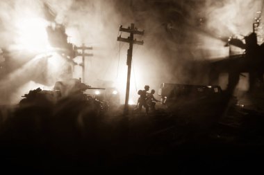 Savaş Konsepti. Askeri siluetler savaş sisli gökyüzü arka planında savaş sahnesi, Dünya Savaşı Askerleri Silueti Bulutlu Gökyüzünün Altında Gece. Harap olmuş şehirde savaş. Seçici odak