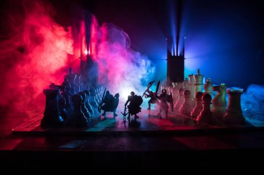 Süvari ve satranç tahtası üzerinde piyade ile ortaçağ savaş sahnesi. Satranç oyununu kavramı iş fikirleri ve rekabet ve strateji fikirler duman ve sis karanlık bir arka plan üzerinde satranç figürleri.