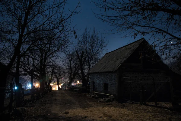 Полная Луна Над Тихой Деревней Ночью Ночной Пейзаж Горной Деревни — стоковое фото