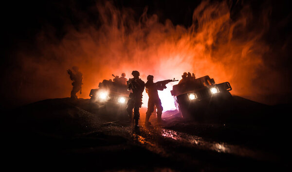 Концепция войны. Сцена сражения на фоне тумана войны, боевые силуэты под облачным горизонтом ночью. Армейский автомобиль с солдатами художественное оформление. Селективный фокус
