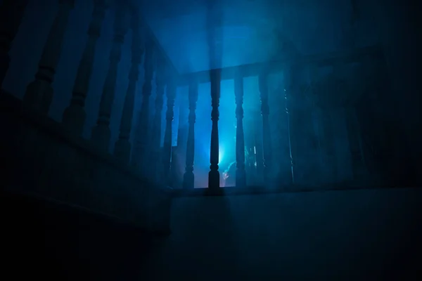 Внутри Старого Жуткого Заброшенного Особняка Силуэт Призрака Ужаса Стоящего Лестнице — стоковое фото
