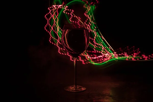 Kelch Mit Wein Auf Holztisch Mit Schönen Getönten Lichtern Auf — Stockfoto