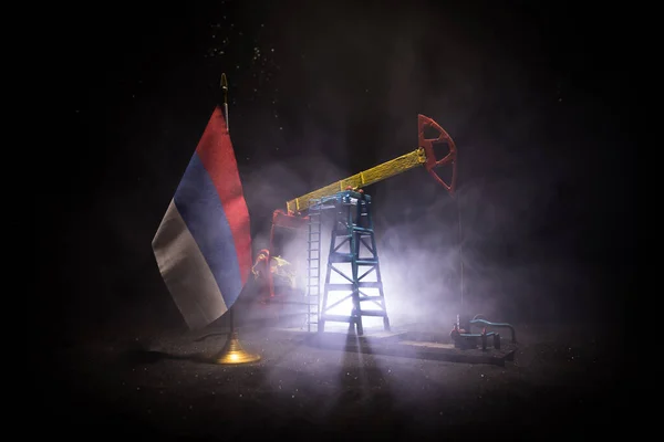 商业对话 石油协议概念 国旗与油泵和炼油厂在夜间 能源工业概念 有选择的重点 艺术品装饰 — 图库照片